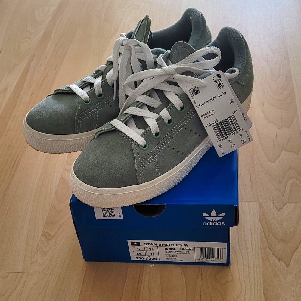 Adidas Originals Stan Smith  Womens Low Top Suede Sneakers in size 5 - BNWT